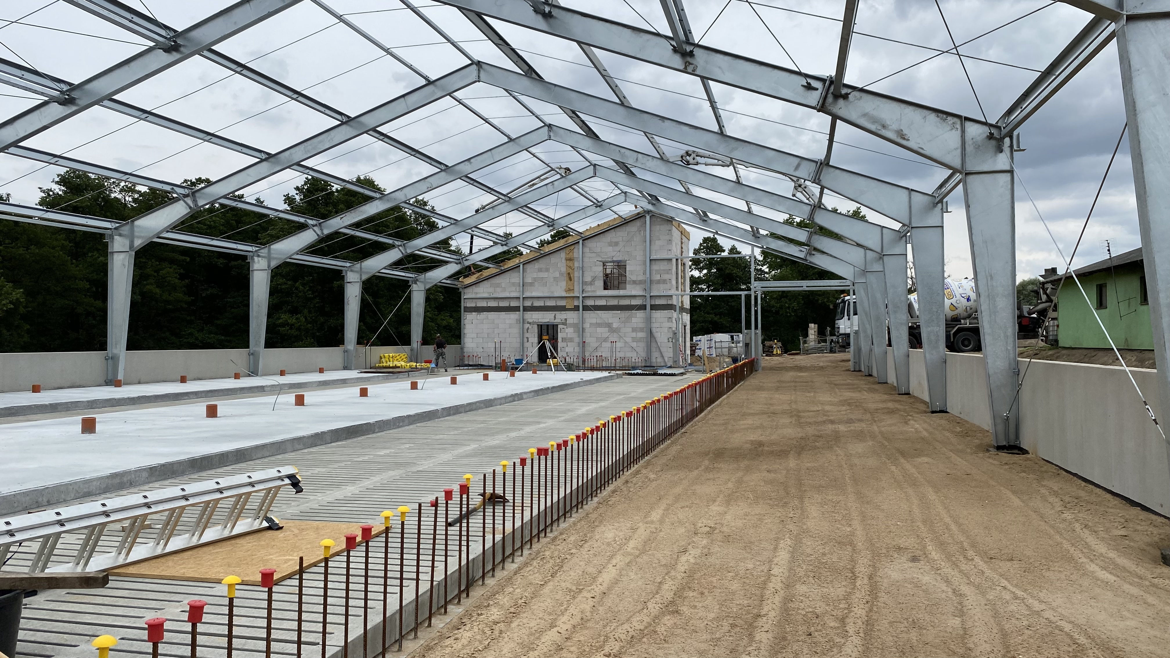 HPQ budowa nowoczesnej obory